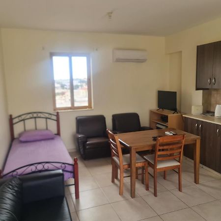 Top Floor 1 Bdrm Aprtrmnt Daire Dromolaxia Dış mekan fotoğraf